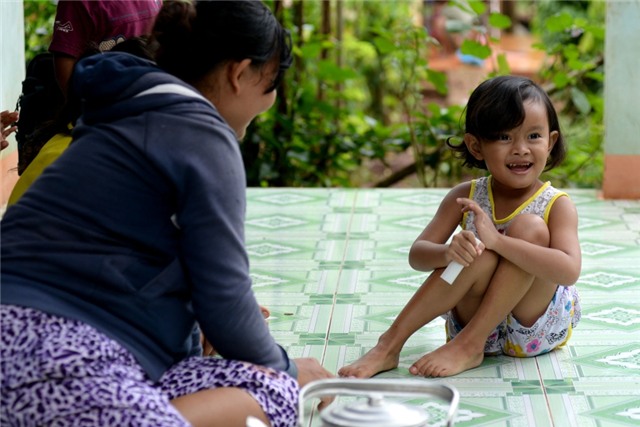 Hồn nhiên vui đùa bên mẹ ruột.
