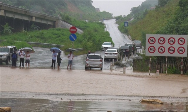 lũ cuốn, lũ đổ cuồn cuộn, lũ cuốn nhiều người chết, lũ cuốn ở Lào Cai