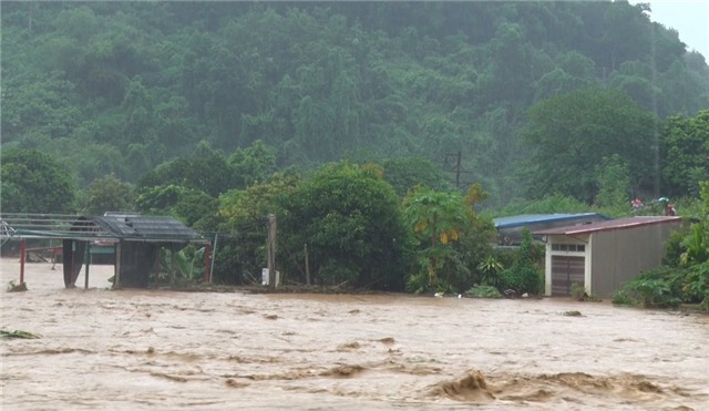 lũ cuốn, lũ đổ cuồn cuộn, lũ cuốn nhiều người chết, lũ cuốn ở Lào Cai