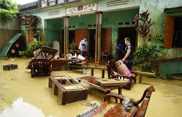 lũ cuốn, lũ đổ cuồn cuộn, lũ cuốn nhiều người chết, lũ cuốn ở Lào Cai