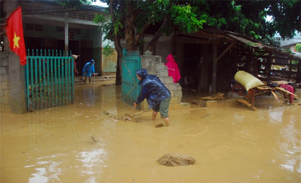 lũ cuốn, lũ đổ cuồn cuộn, lũ cuốn nhiều người chết, lũ cuốn ở Lào Cai