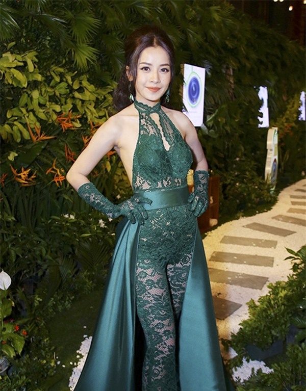 Xuất hiện tại một sự kiện tại TP. HCM ngày 3/8 vừa qua, Chi Pu gây chú ý khi lựa chọn trang phục bó sát gợi cảm. Tuy nhiên, thiết kế ren xuyên thấu lại khiến người đẹp nhận lại nhiều luồng ý kiến trái chiều. Bộ cánh tuy nổi bật nhưng lại quá đỗi cầu kì. Phần họa tiết&nbsp;được thêu dày đặc, ít khoảng trống&nbsp;tạo cảm giác diêm dúa và rối mắt. Chưa kể đôi găng tay tông xuyệt cùng hoa văn ren phức tạp chính là yếu tố khiến tổng thể trở nên nặng nề, sến súa. Kiểu tóc búi phồng cùng lối trang điểm tông nude cũng làm Chi Pu trông 