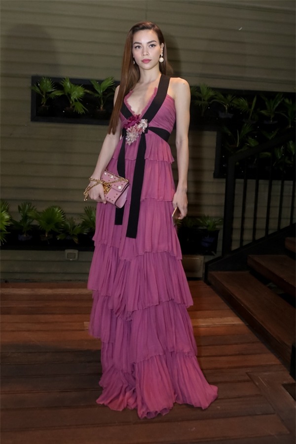 Lựa chọn phong cách quý tộc, trang phục váy dài cúp ngực giúp Hà Hồ nổi bật nhưng cũng khiến cô mắc lỗi rườm rà, diêm dúa. Bộ váy xếp nhiều tầng kết hợp bèo nhúm mặc dù có giá hơn 240 triệu, thuộc thương hiệu thời trang nổi tiếng nhưng vẫn không thể mang lại đẳng cấp cho nữ ca sĩ trong trường hợp này.