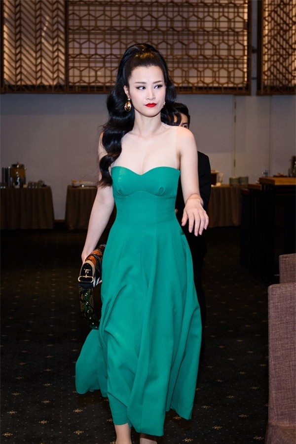 Tham dự họp báo The Voice Kids diễn ra tại TP. HCM, Đông Nhi khiến nhiều khán giả thất vọng vì ngoại hình 