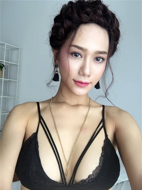 Ngọc Bích vốn có làn da khá đẹp, hầu như không có mụn hay vấn đề da liễu nghiêm trọng.