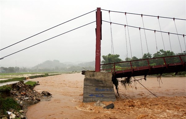 Hàng nghìn du khách mắc kẹt ở Sa Pa, sớm nhất tối nay có thể thông xe - Ảnh 1.