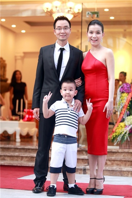 Vợ chồng Hoa hậu Thùy Lâm và con trai đầu lòng.