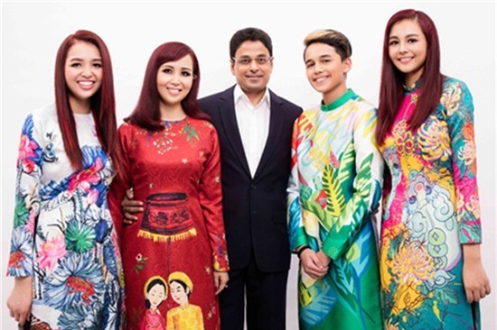 Sau hơn 20 năm kết hôn, cô tận hưởng hạnh phúc viên mãn của mình cùng chồng và 3 người con ngoan.