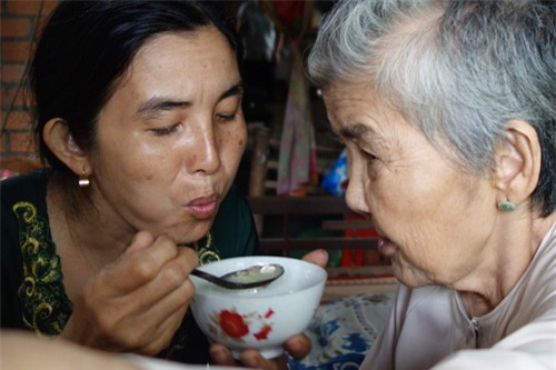 ngat ngheo canh xe chieu cua cu ba nuoi 3 nguoi con bi tam than - 1