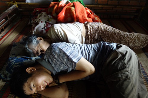 ngat ngheo canh xe chieu cua cu ba nuoi 3 nguoi con bi tam than - 4
