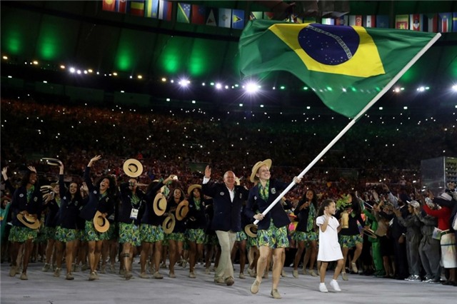 Phao hoa, ky xao anh sang ruc ro dem khai mac Olympics Rio hinh anh 14