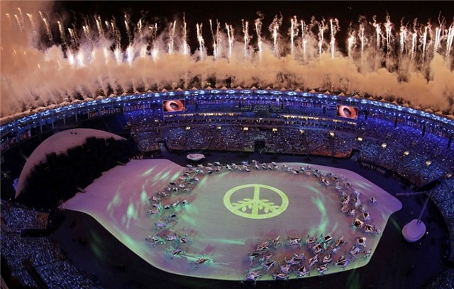 Phao hoa, ky xao anh sang ruc ro dem khai mac Olympics Rio hinh anh 18