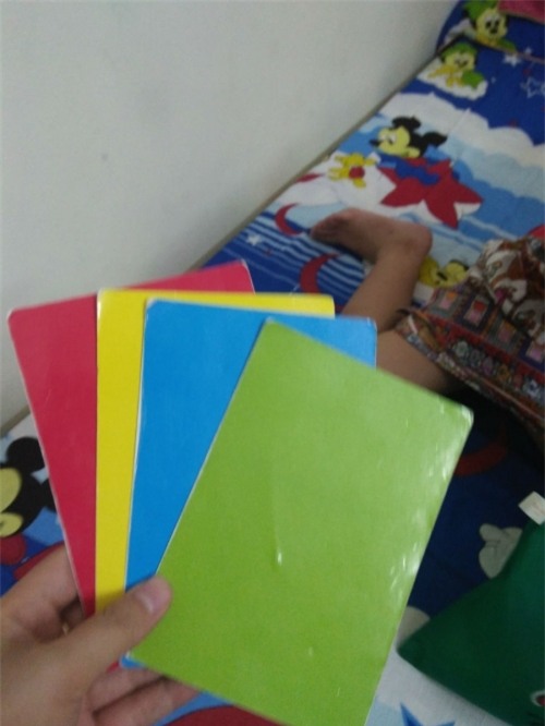 Lạ kỳ bé gái bịt kín mắt vẫn đọc truyện vanh vách, phân biệt đủ màu - Ảnh 2