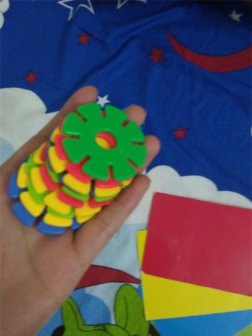 Lạ kỳ bé gái bịt kín mắt vẫn đọc truyện vanh vách, phân biệt đủ màu - Ảnh 3