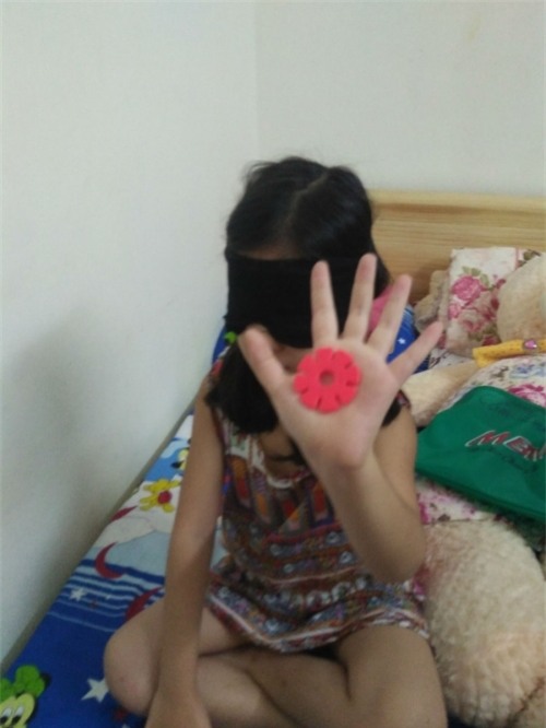 Lạ kỳ bé gái bịt kín mắt vẫn đọc truyện vanh vách, phân biệt đủ màu - Ảnh 4