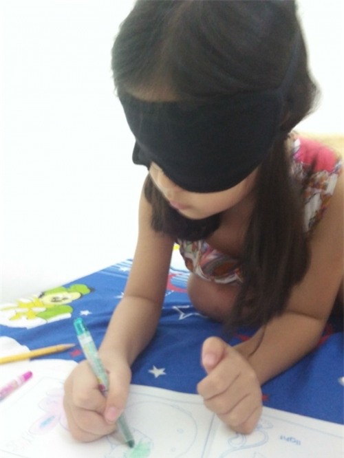 Lạ kỳ bé gái bịt kín mắt vẫn đọc truyện vanh vách, phân biệt đủ màu - Ảnh 5