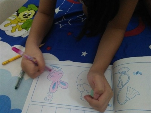 Lạ kỳ bé gái bịt kín mắt vẫn đọc truyện vanh vách, phân biệt đủ màu - Ảnh 6