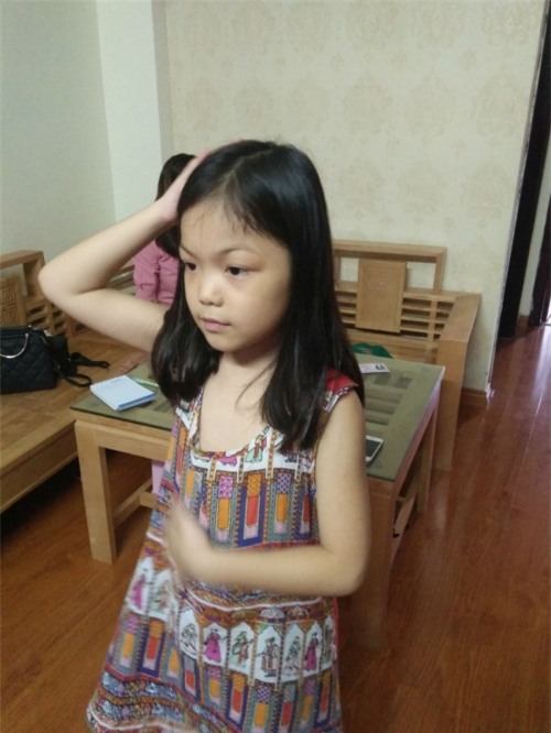 Lạ kỳ bé gái bịt kín mắt vẫn đọc truyện vanh vách, phân biệt đủ màu - Ảnh 7