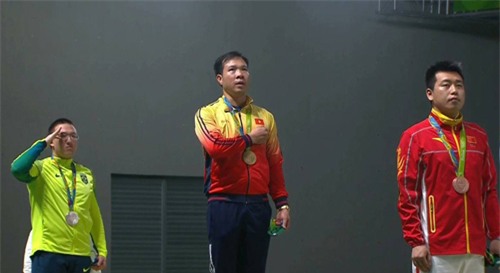 Hoàng Xuân Vinh xúc động khi quốc ca Việt Nam lần đầu tiên vang lên ở một lễ trao huy chương tại Olympic.