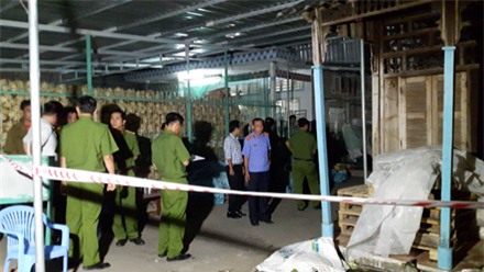 Cơ quan chức năng đang khám nghiệm hiện trường.