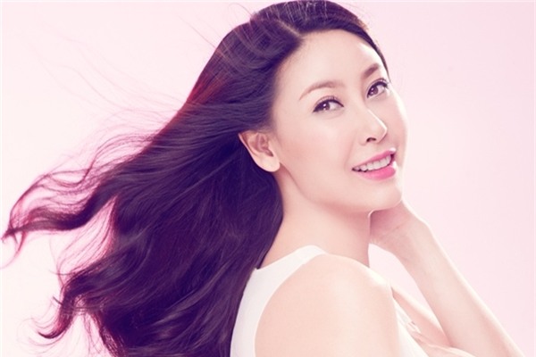 Năm 1992, Hà Kiều Anh đăng quang Hoa hậu Việt Nam khi chỉ mới 16 tuổi. Dù còn khá trẻ nhưng thời điểm đó người đẹp gốc Hà Nội được nhận xét khá chững chạc và có cách ứng xử thông minh.Dù có một vài scandal nhỏ về đời tư nhưng đến nay, sau 24 năm đội vương miện, Hà Kiều Anh vẫn minh chứng cô hoàn toàn xứng đáng với danh hiệu cao quý này.