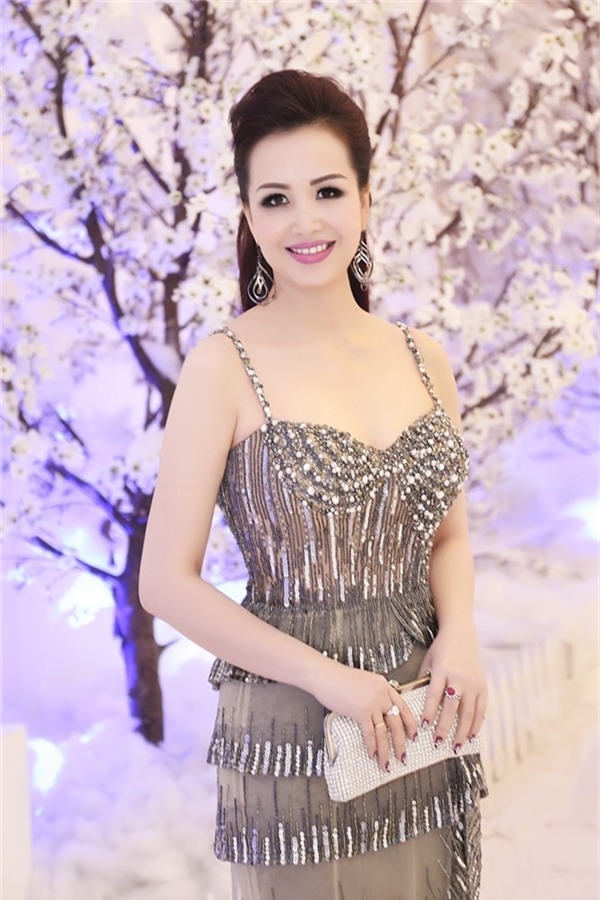 Dù đạt được ngôi vị Hoa hậu Việt Nam 1990 nhưng Diệu Hoa vẫn tiếp tục theo đuổi con đường học vấn. Không chỉ nhận được bằng đại học trong nước, cô còn sang Thái Lan để học thạc sĩ và có thành tích học tập đáng nể.