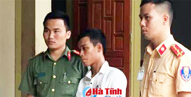 25 tuổi, hai lần cưỡng hiếp người bằng tuổi mẹ mình