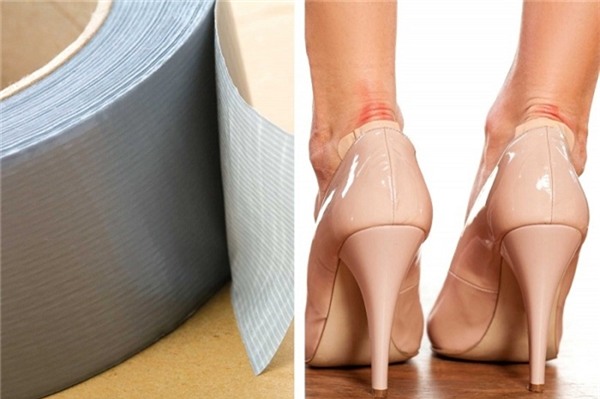 Đôi giày cao gót cọ xát vào sau chân khiến bạn đau đớn, nếu không có băng cá nhân, bạn có thể dùng một miếng bông gòn, bông tẩy trang… đắp lên chỗ phồng rồi dùng băng dính dán lại.