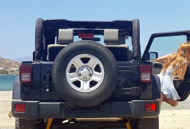 Them loat anh Lindsay Lohan bi hon phu danh giua bai bien hinh anh 3