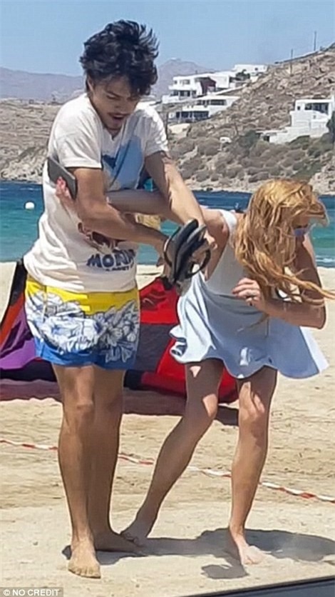 Them loat anh Lindsay Lohan bi hon phu danh giua bai bien hinh anh 7