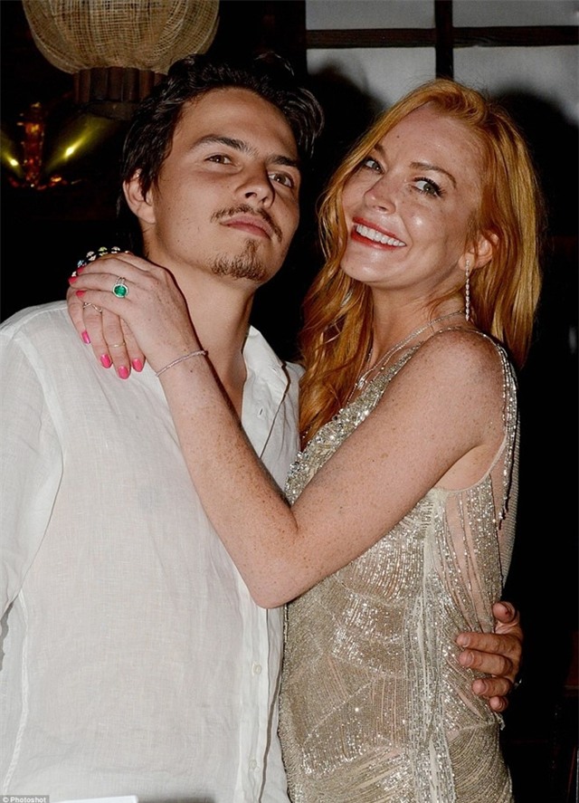 Them loat anh Lindsay Lohan bi hon phu danh giua bai bien hinh anh 9