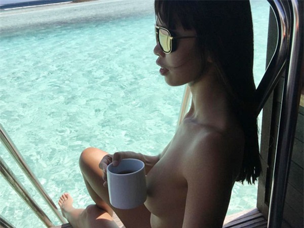 ha-anh-tao-bao-ban-nude-truoc-ong-kinh-cua-ong-xa-1