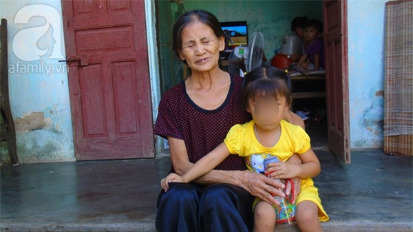 Gặp lại đứa trẻ 8 tháng tuổi cùng lúc chiết trên đầu 3 vành khăn tang
