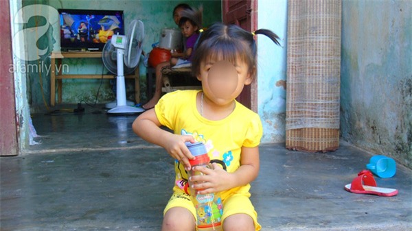 Gặp lại đứa trẻ 8 tháng tuổi cùng lúc chiết trên đầu 3 vành khăn tang