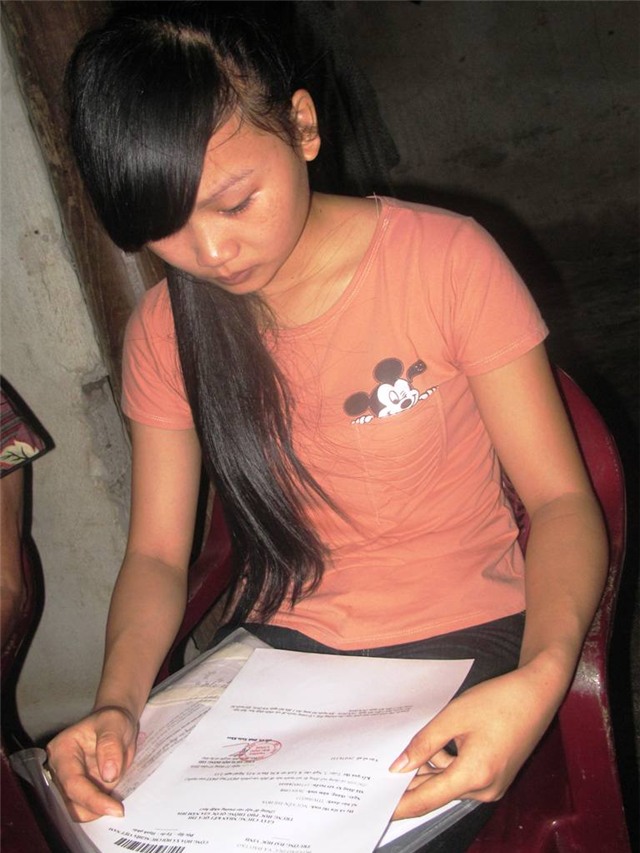 Hòa nâng niu giấy chứng nhận, mà lòng trắc ẩn không biết có được tiếp tục đi học nữa hay không.