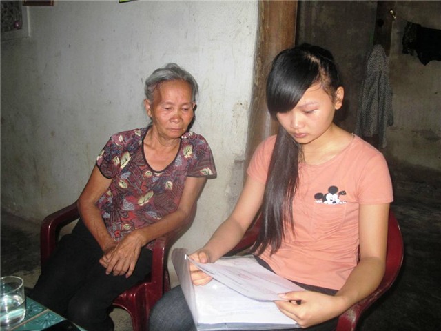 Hòa cầm tờ giấy báo điểm trên tay mà lòng quặn thắt, vì biết mình quá nghèo khổ để được đi học.