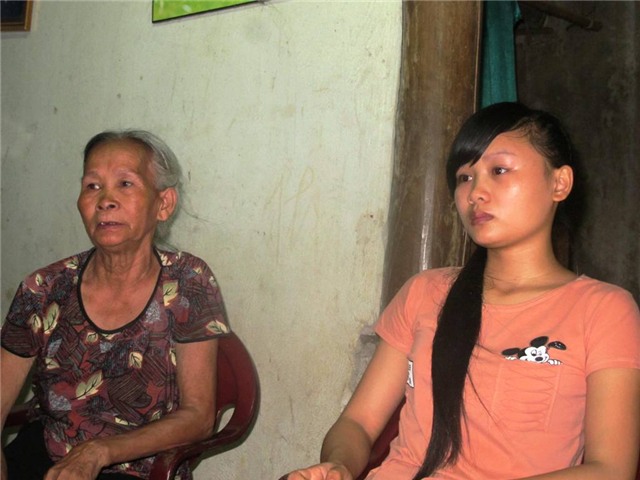 Cả hai bà cháu lo lắng bất an vì gian nan đường tới giảng đường của Hòa sắp tới.