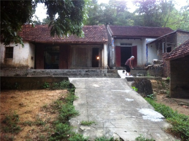 Bà Liệu đã 74 tuổi nay ở nhà một mình vừa trông nhà mình vừa trông nhà cháu cùng hương khói cho bố mẹ Hòa.