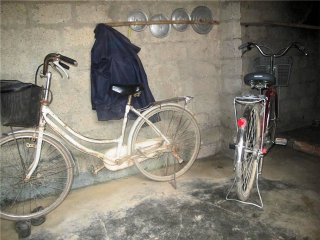 Hai chiếc xe đạp một mới một cũ. Cái của Hà được Đoàn thanh niên tặng.