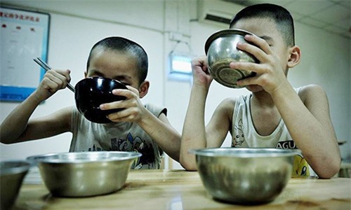 nuoc mat tre em trong nhung