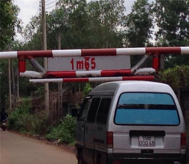 trạm thu phí, tỉnh đồng nai, xe trung chuyển, rào chắn, quốc lộ 1, né trạm thu phí