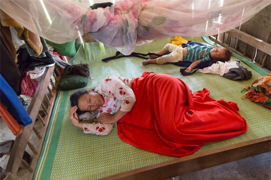 Bà Sùng Thị Mao buồn rầu khi hàng xóm bàn tán bà là “lâm tặc” sau khi xem phóng sự về phá rừng của chương trình Chuyển động 24h Ảnh: NHƯ PHÚ