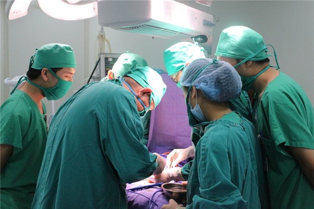 Cứu sống bé sơ sinh 1 giờ tuổi lộ nội tạng ra ngoài thành bụng