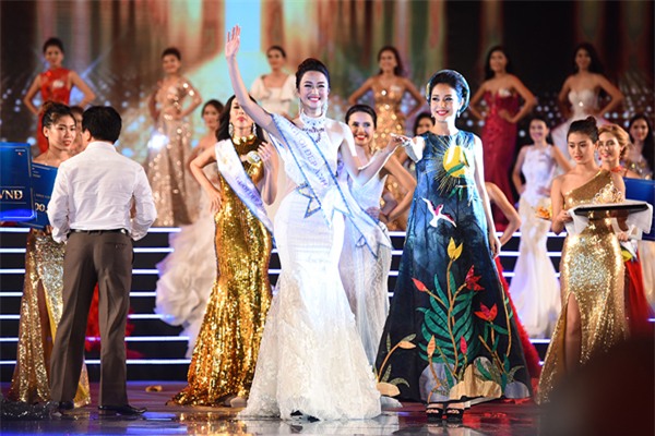 jennifer-pham-duoc-khen-vi-cai-lai-vuong-mien-cho-tan-hoa-hau-1