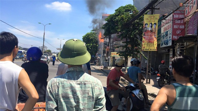 Hà Nội: Cột điện bốc cháy dữ dội, đường Giải Phóng ách tắc - Ảnh 2.