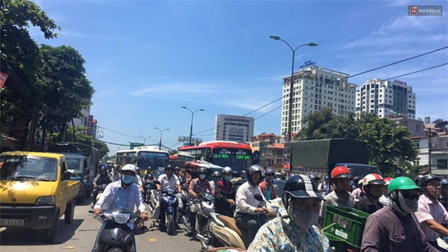 Hà Nội: Cột điện bốc cháy dữ dội, đường Giải Phóng ách tắc - Ảnh 5.