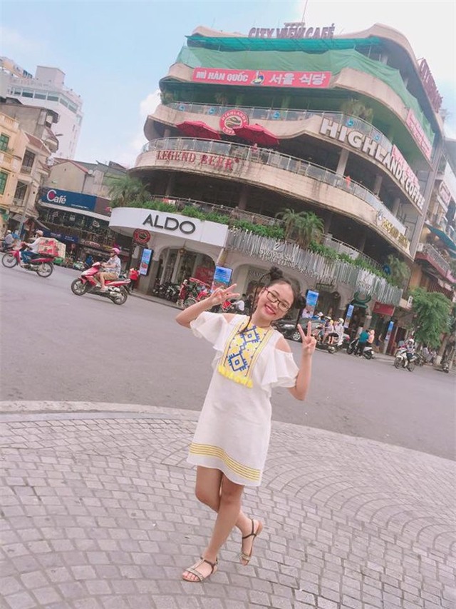 Phương Mỹ Chi nhí nhảnh đị dạo bờ hồ Hoàn Kiếm.