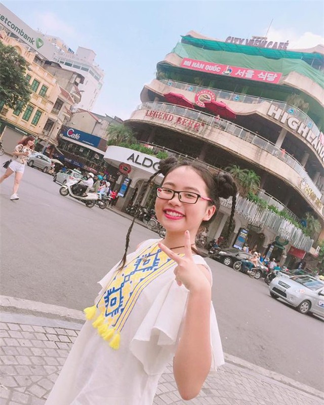 Mái tóc được buộc lên cực điệu đà.