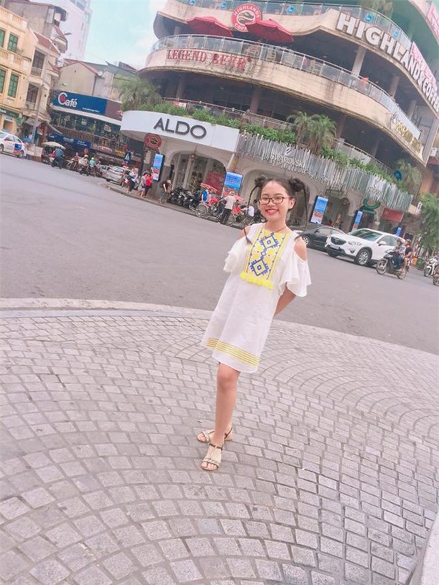 Phương Mỹ Chi diện váy trắng xinh đẹp như thiếu nữ.