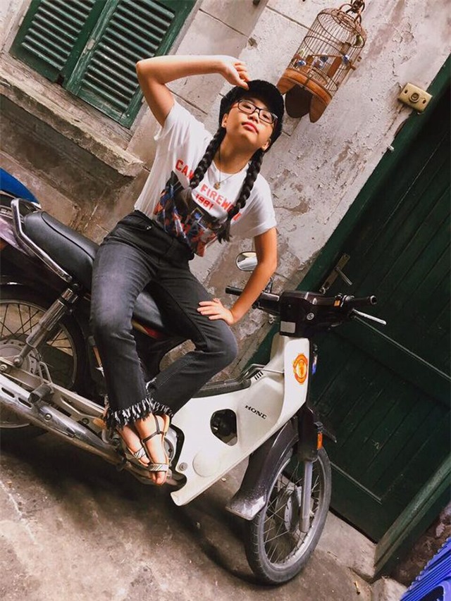 Đôi khi còn chút nghịch ngợm đáng yêu.
